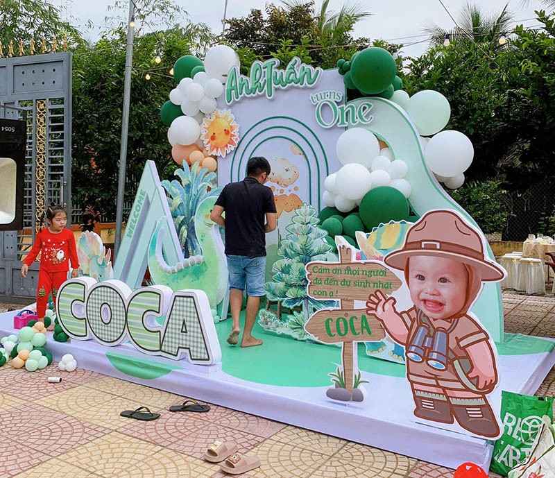 Trang trí backdrop bong bóng cho tiệc thôi nôi bé Coca