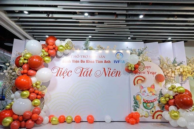 Thiết kế và thi công trang trí backdop bong bóng tiệc tất niên bệnh viện đa khoa Tâm Anh