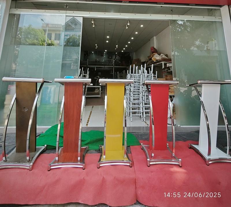 5 bục phát biểu với 5 màu đỏ, vàng. nâu, trắng, xám