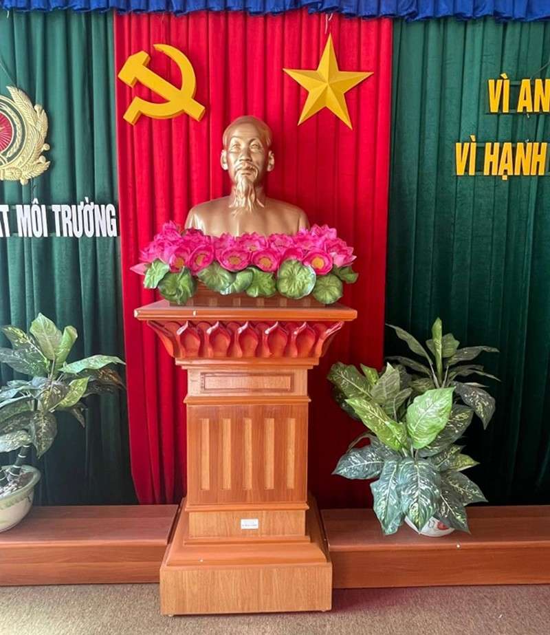 Bục phát biểu và tượng bác hồ tại đại hội
