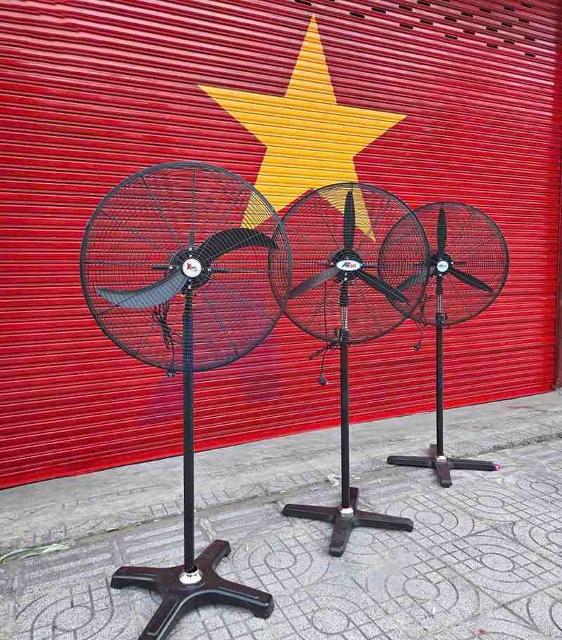 3 cây quạt công nghiệp trước quốc kỳ Việt Nam