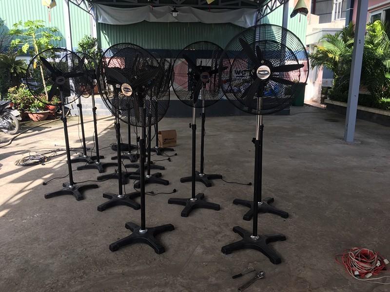 nhiều quạt công nghiệp trong sự kiện tất niên công ty