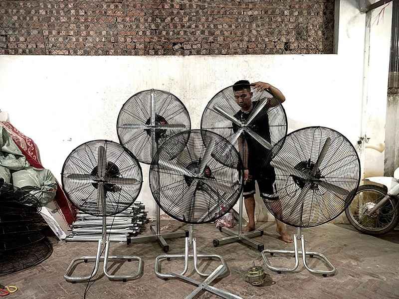 người đàn ông bên cạnh 5 chiếc quạt công nghiệp lớn