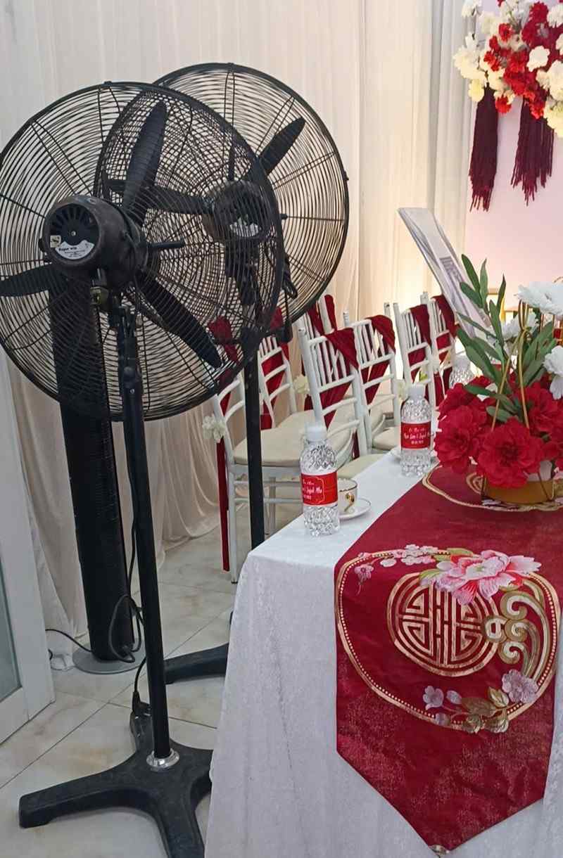 2 cái quạt công nghiệp trong đám cưới