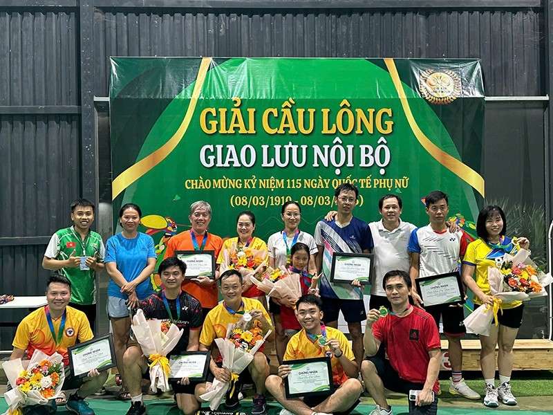 Nhiều người mừng giải cầu lông giao lưu nội bộ