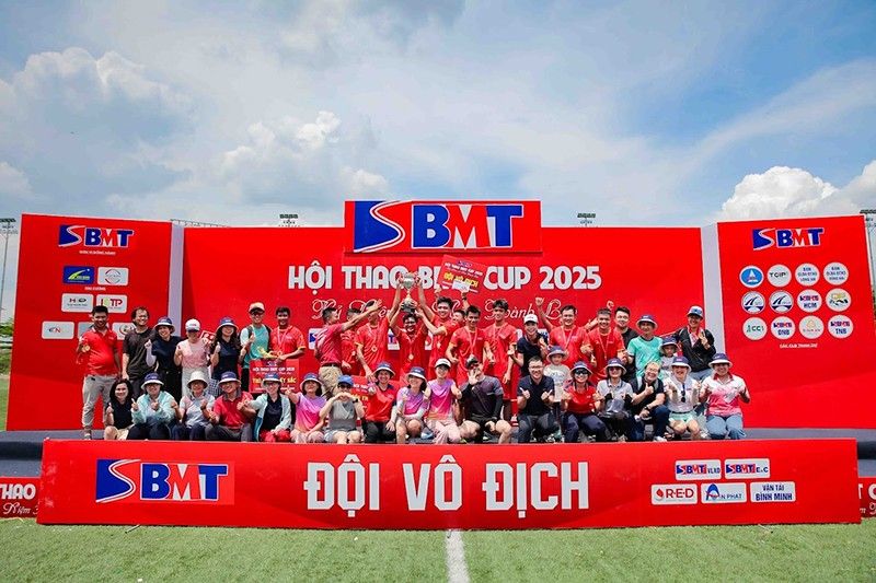 Nhiều người ăn mừng vô địch trong sự kiện hội thao BMT Cup 2025