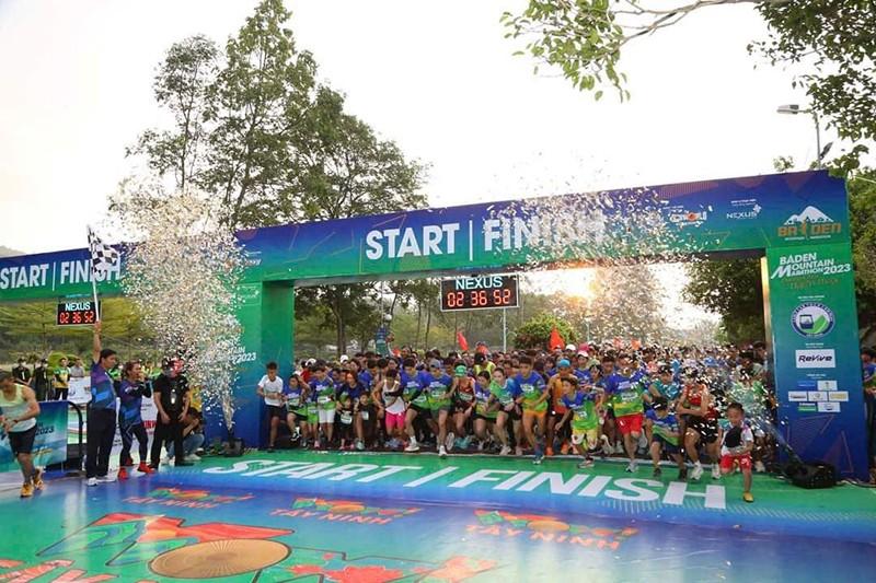 Nhiều người tham gia chạy Marathon núi Bà Đen 2025