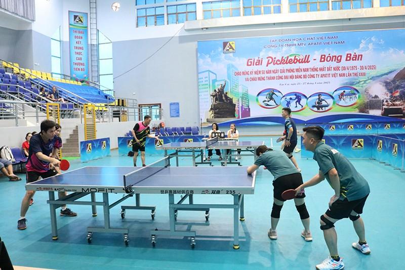 Nhiều người chơi bóng bàn trong sự kiện của công ty Apatit Việt Nam