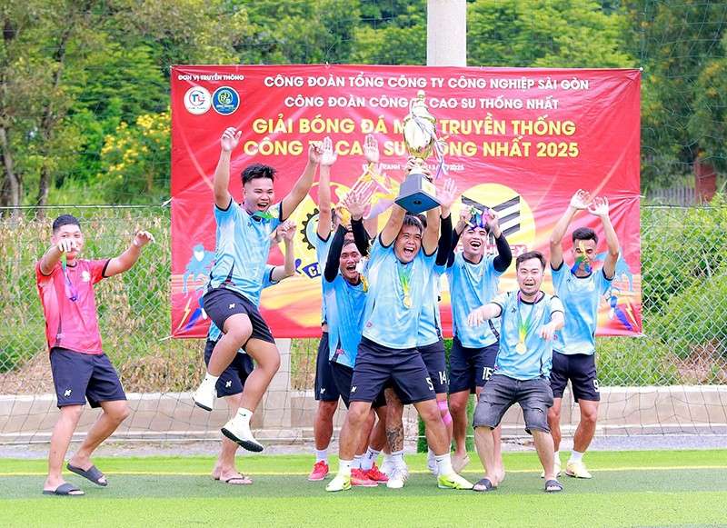 Nhiều người mặc áo xanh dương vui mừng chiến thắng sự kiện thể thao bóng đá cao su thống nhất
