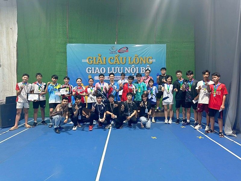 Nhiều người chụp ảnh trong giải cầu lông giao lưu nội bộ