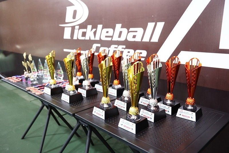 Những chiếc cup trao giải trong sự kiện thể thao