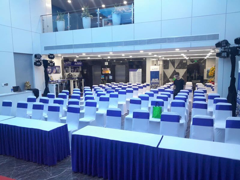 Nhân sự đang setup bàn ghế hội nghị