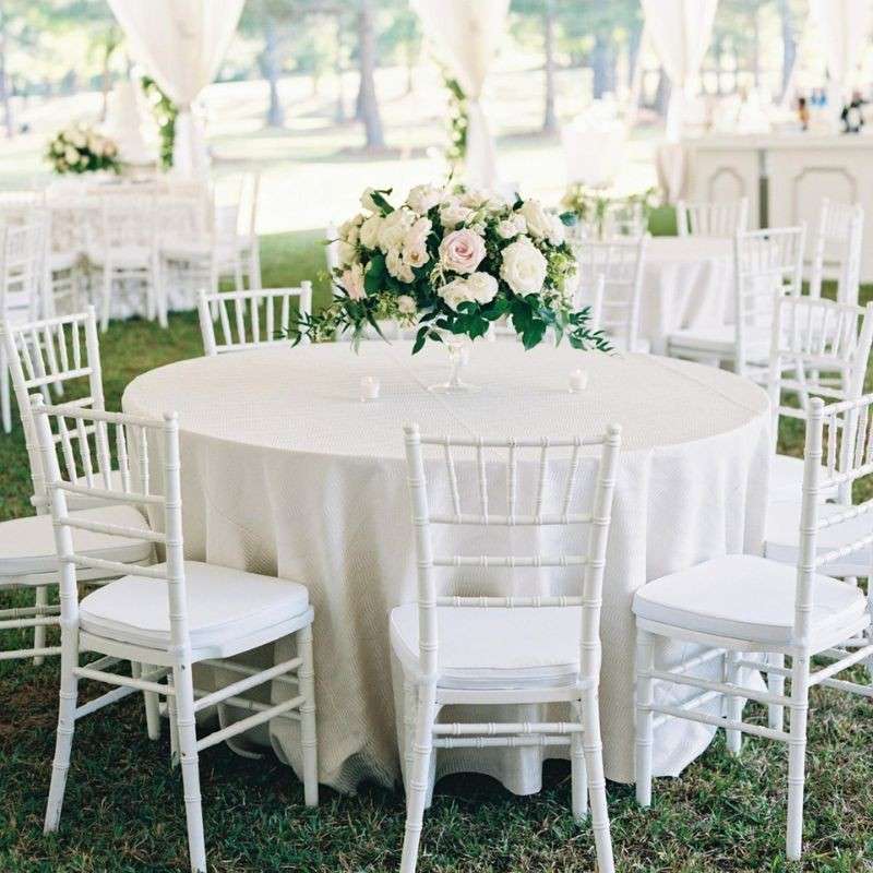 Không gian tiệc cưới đẹp với ghế Tiffany phủ nơ lụa