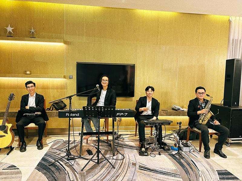 Ban nhạc acoustic trình diễn trong sự kiện