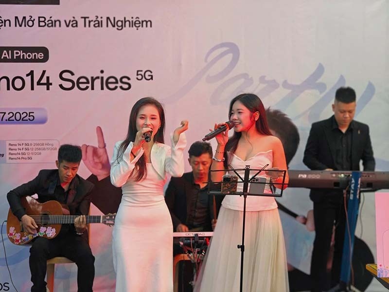 Ban nhạc acoustic trình diễn trong sự kiện ra mắt Oppo