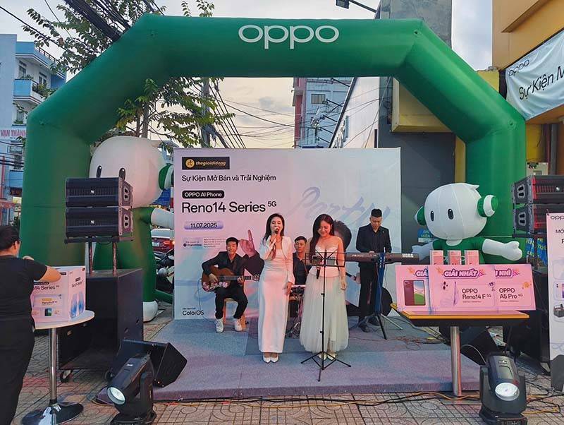 Ban nhạc acoustic trình diễn sự kiện ra mắt oppo