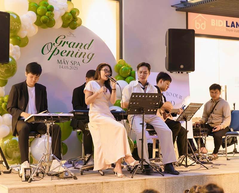 Ban nhạc acoustic trình diễn trong sự kiện gran oppening