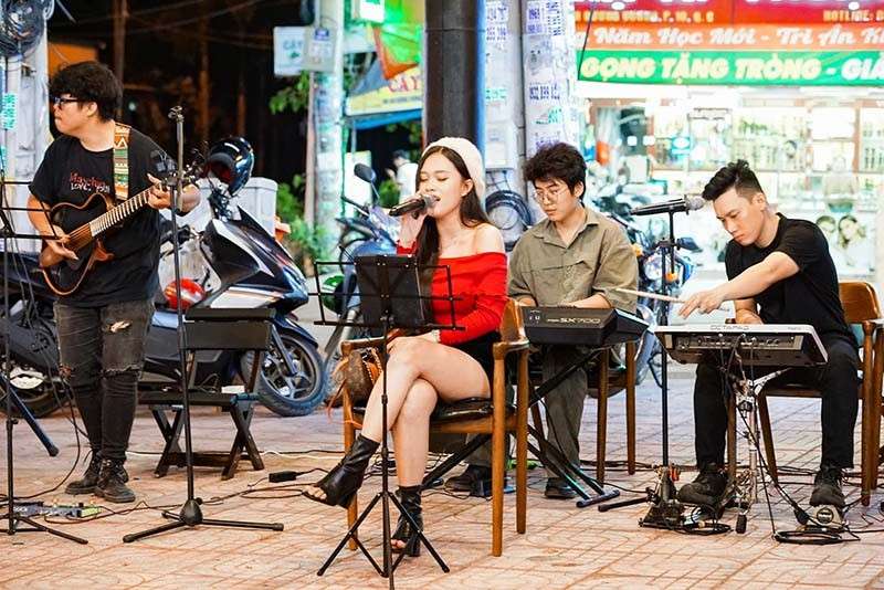 Ban nhạc acoustic trình diễn trong quán cà phê