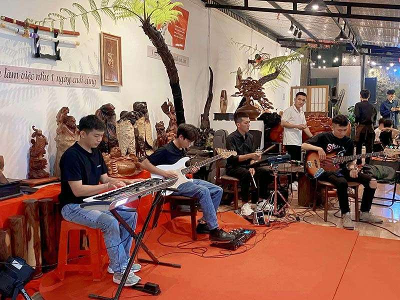 Ban nhạc acoustic trình diễn trong quán cà phê