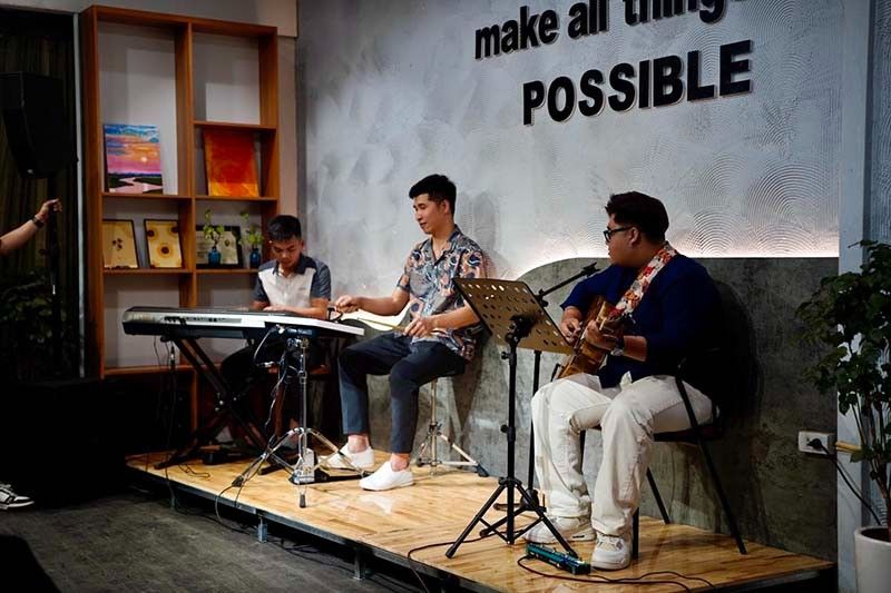 Ban nhạc acoustic trình diễn trong quán cà phê