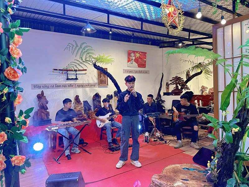 Ban nhạc acoustic trình diễn trong quán cà phê