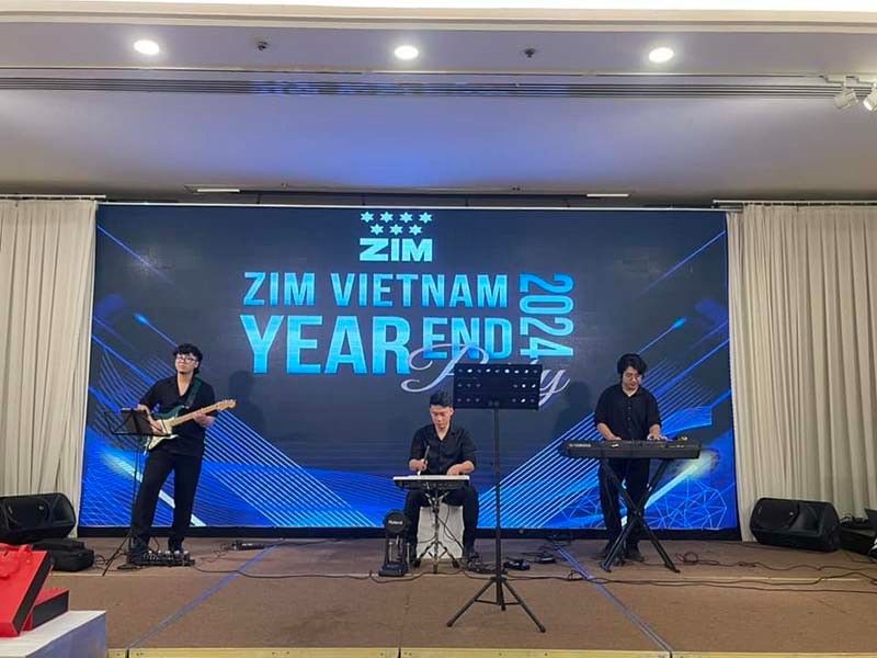 Ban nhạc acoustic trình diễn trong sự kiện year end party