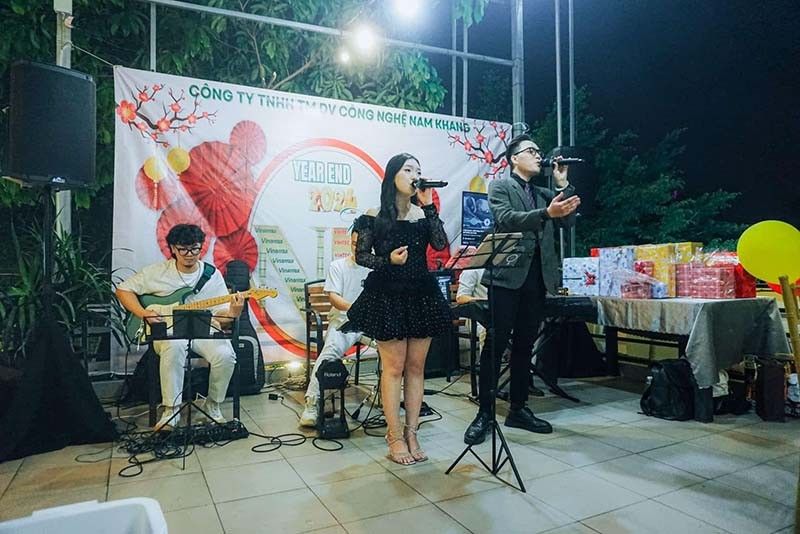 Ban nhạc acoustic trình diễn trong sự kiện tất niên