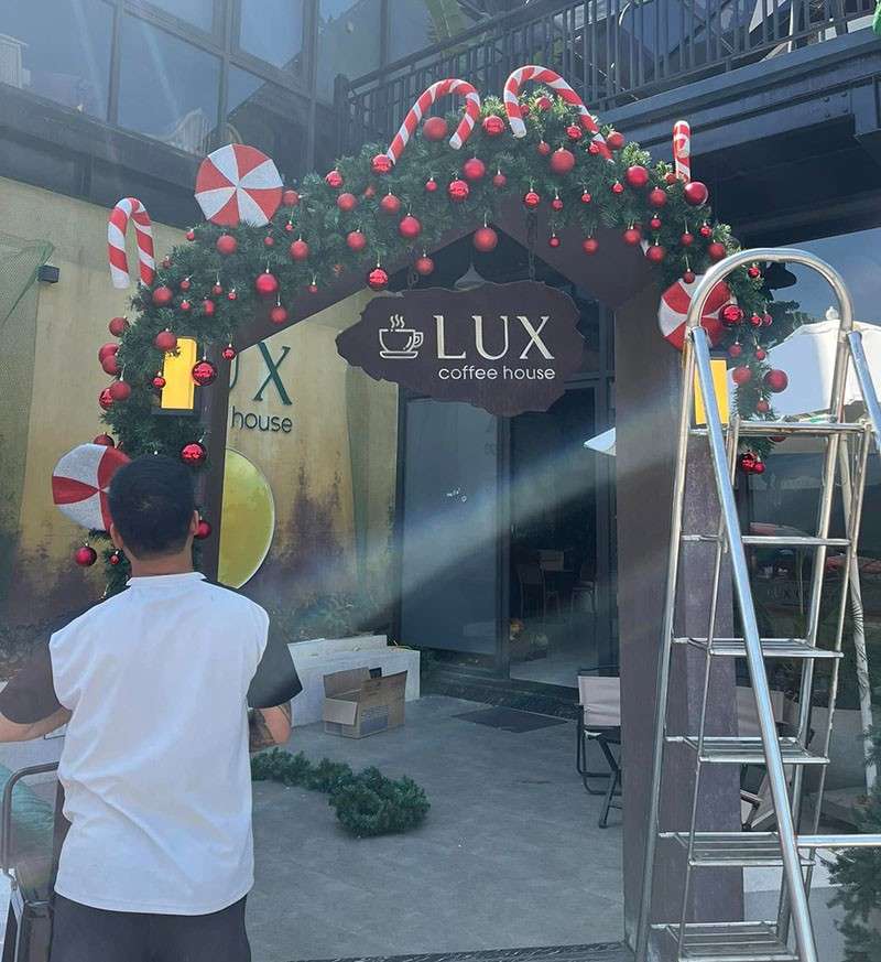 Nhân viên thi công trang trí noel quán cà phê