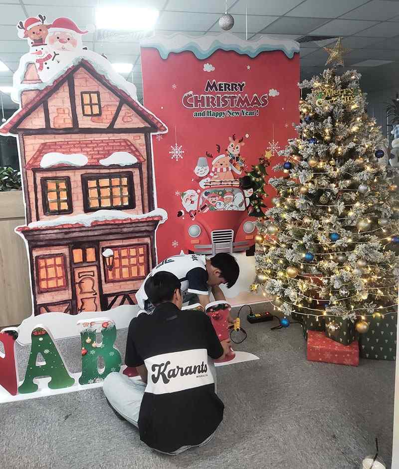2 nhân viên đang trang trí noel tại văn phòng