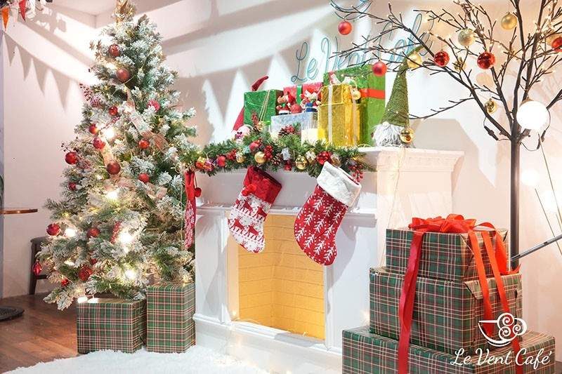 Hộp quà và tất chân trong trang trí noel