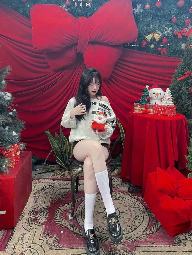 Khách chụp hình tại tiểu cảnh trang trí noel