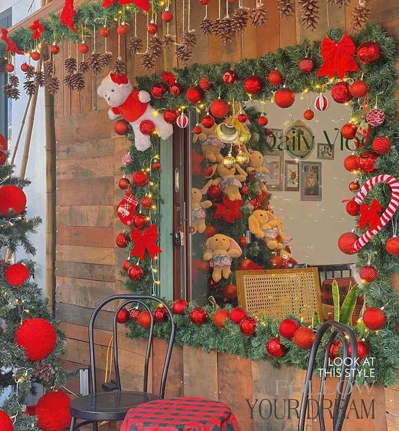 Trang trí noel nhiều màu sắc tại quán cà phê