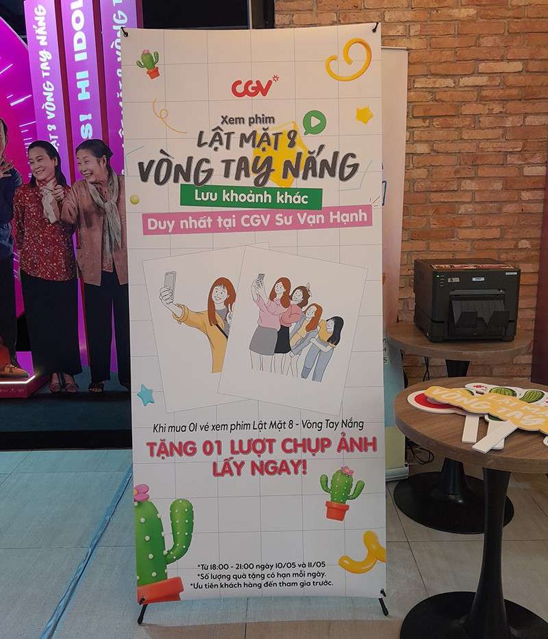 Standee chụp hình sự kiện ra mắt Lật mặt 8 tại CGV