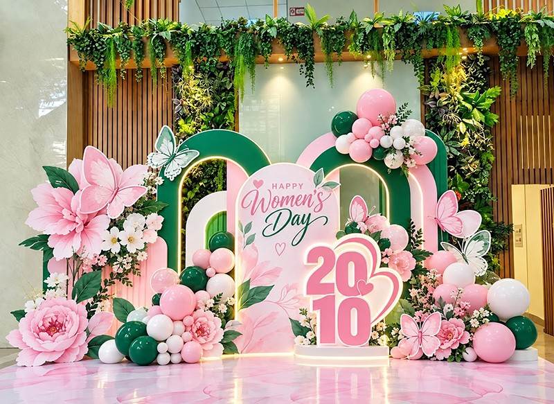 Backdrop ngày phụ nữ việt nam 20-10 kết hợp bóng bay, hoa màu hồng
