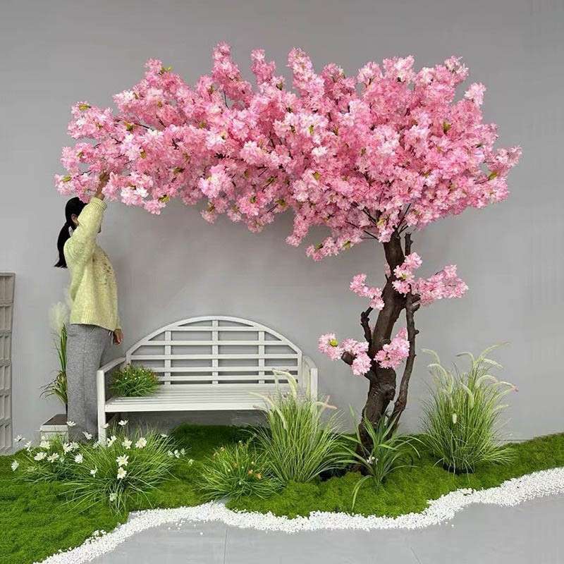 cô gái chụp bên cây đào giả văn phòng