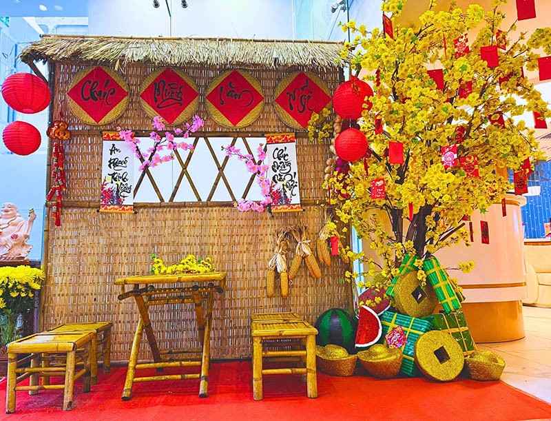 tiểu cảnh tết với cây mai giả lớn và phụ kiện Tết đẹp