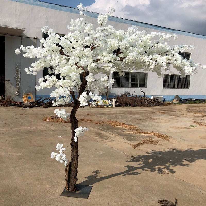 Cây đào màu trắng giả trưng Tết cho khu công nghiệp, nhà máy