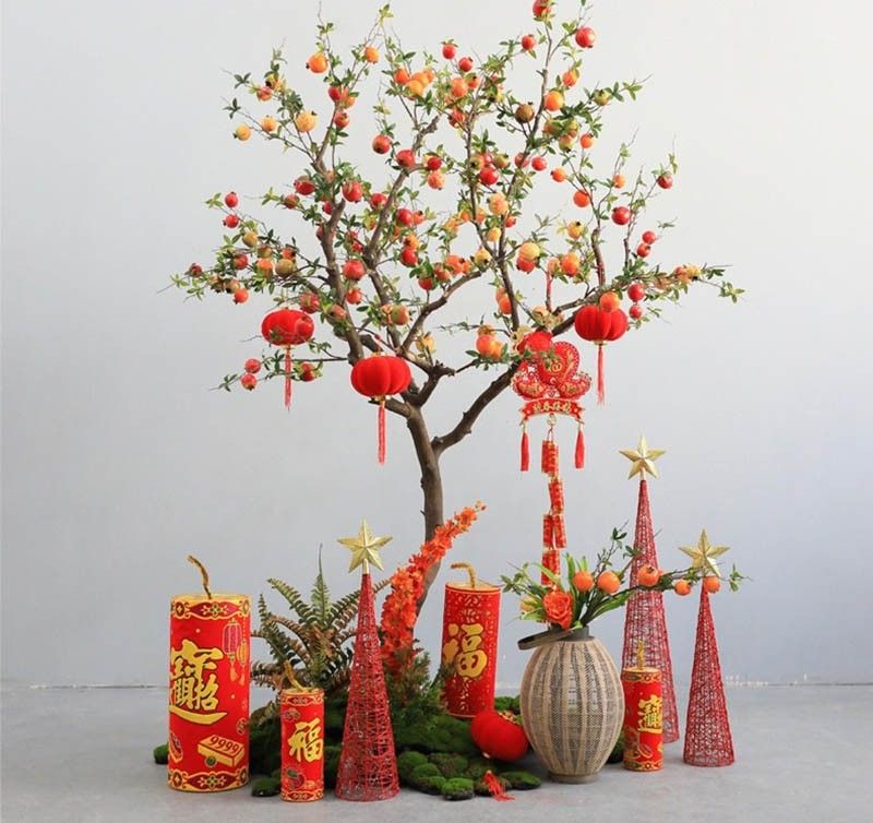 Cây lựu trưng tết với lồng đèn