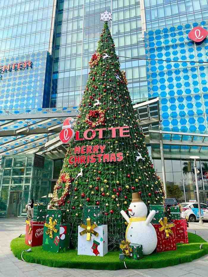 Trang trí cây thông noel không lồ cho trung tâm thương mại Lotte