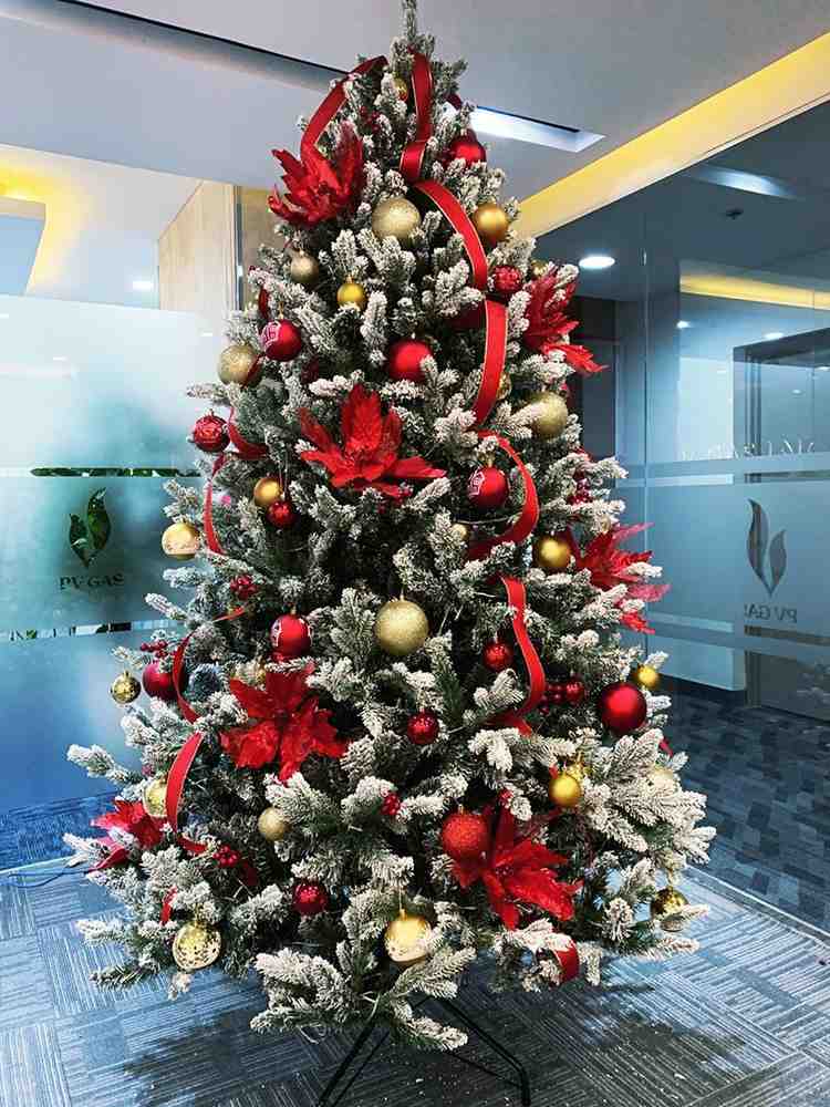 Trang trí cây thông noel cho văn phòng công ty PV Gas
