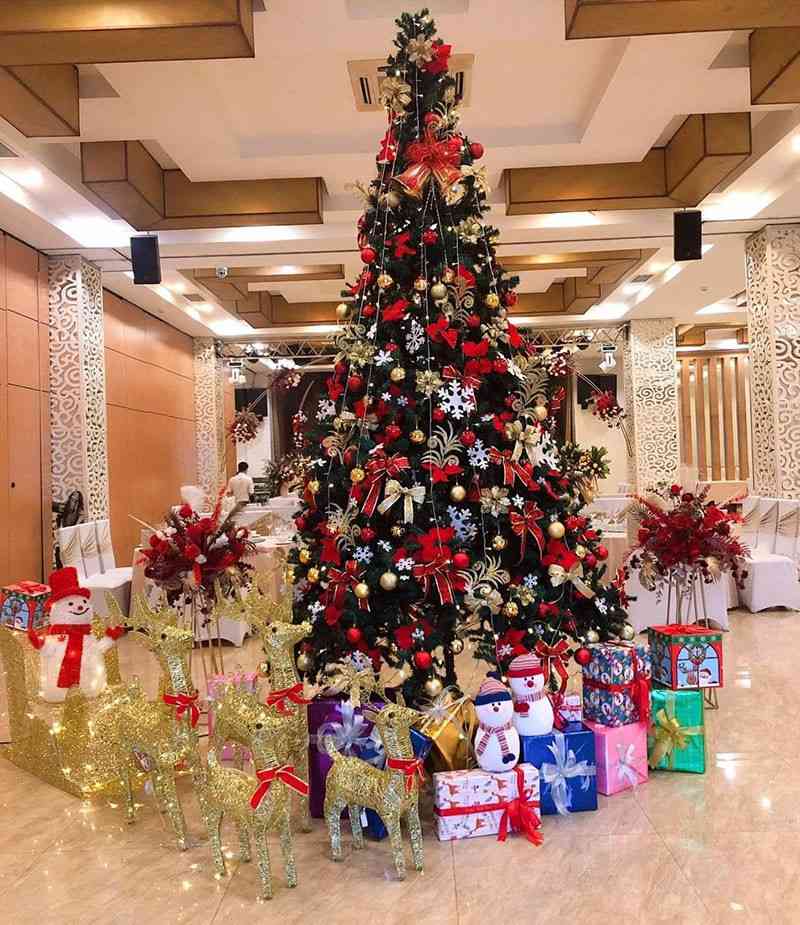 Trang trí cây thông noel cho resort, nghỉ dưỡng