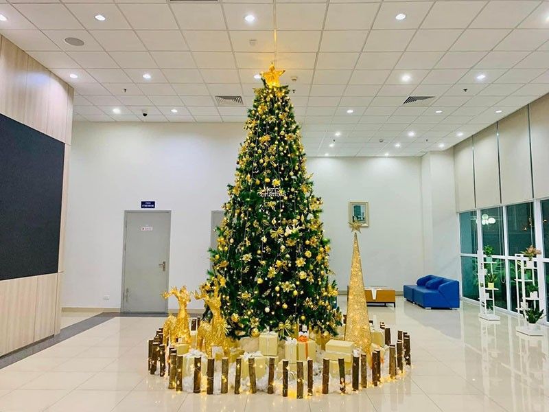 Trang trí cây thông noel cho tòa nhà văn phòng