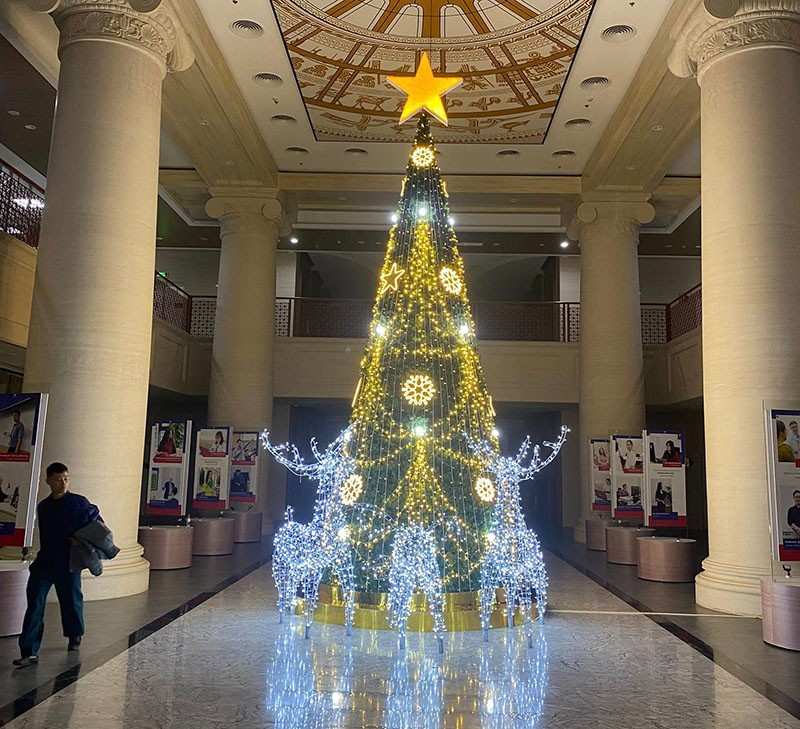 Cây thông noel trang trí tòa nhà