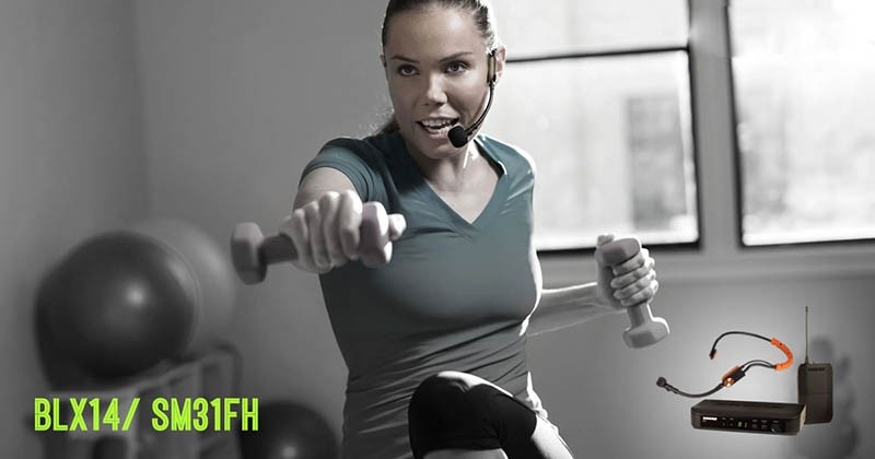 Vận động viên đeo micro tai nghe biểu diễn