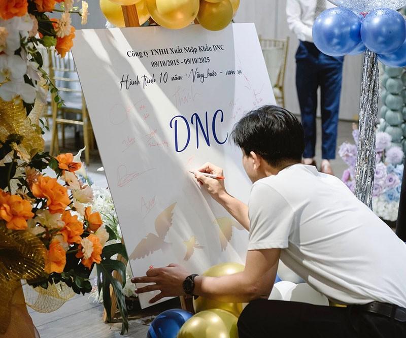 Bảng chữ ký tại lễ ký niệm 10 năm thành lập công ty DNC