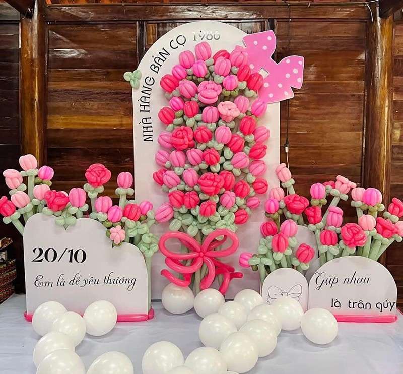 Mẫu backdrop 20/10 bằng hoa bong bóng