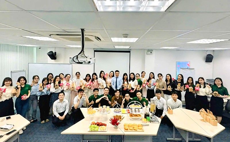Công ty tổ chức mừng quốc tế phụ nữ 20/10 với nhiều nhân viên
