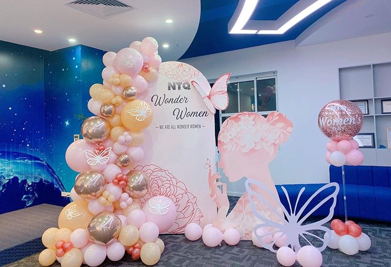 Mẫu backdrop 20/10 đẹp bóng bay màu hồng