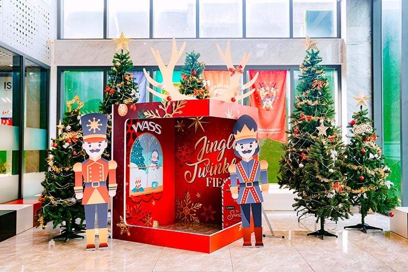 Trang trí cây thông noel ngoài trời