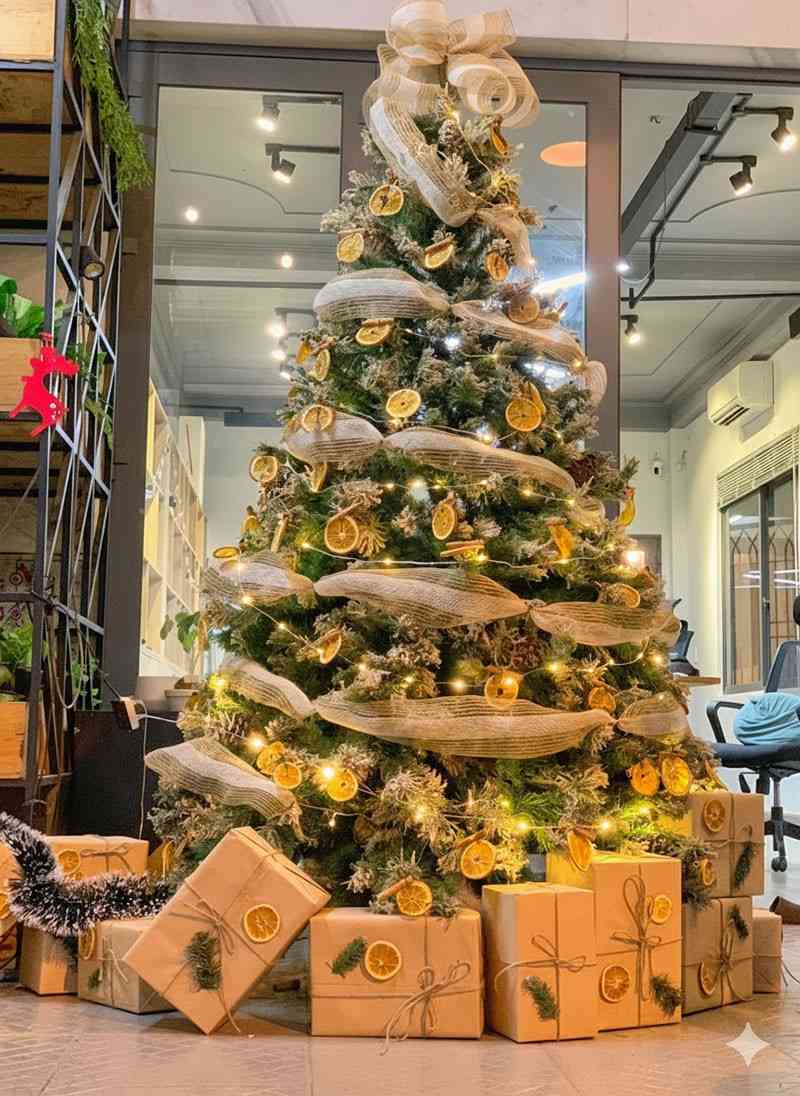 Trang trí cây thông noel màu vàng